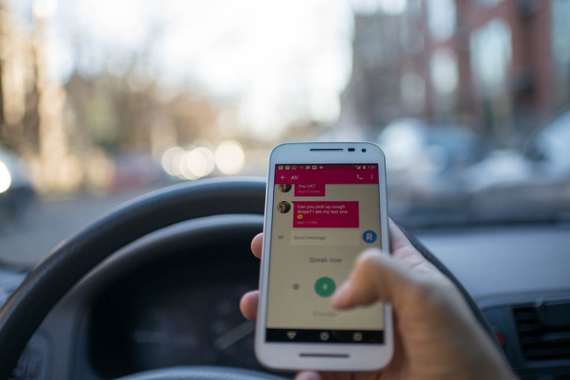 driving-distracted-car-texting-230557